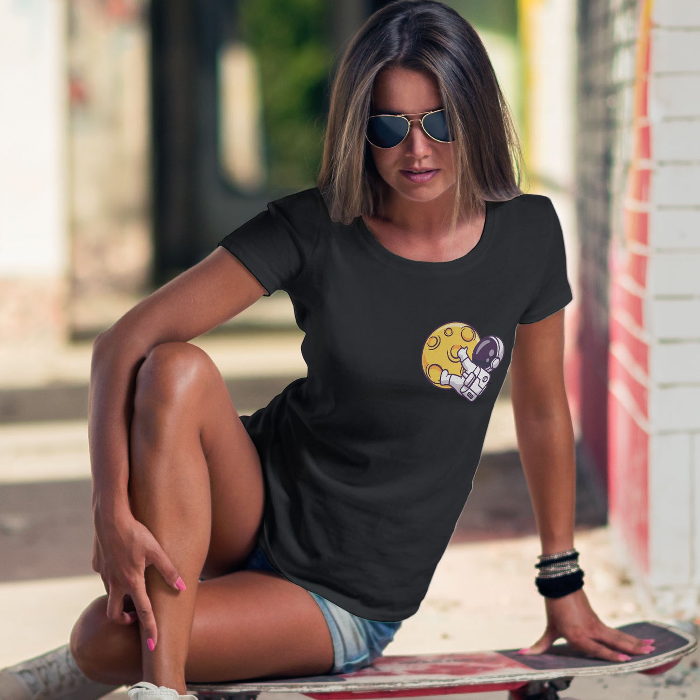 Cute astronaut hanging on moon (Black)